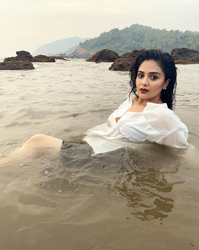 sreemukhi-goa5.jpg