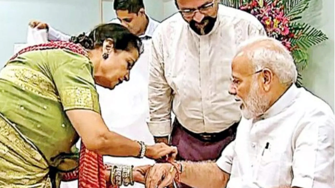 Qamar Mohsin Shaikh with pm modi