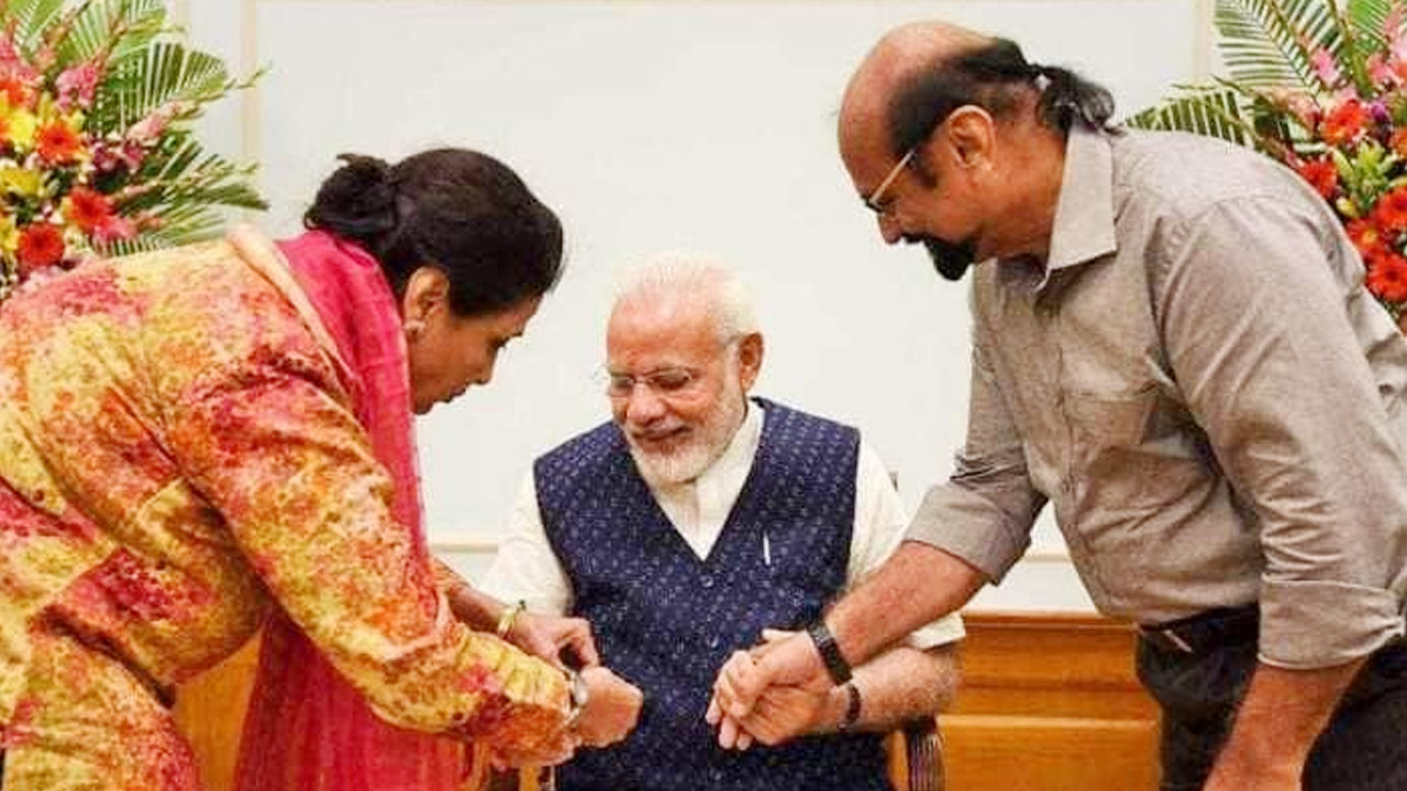 Qamar Mohsin Shaikh with pm modi