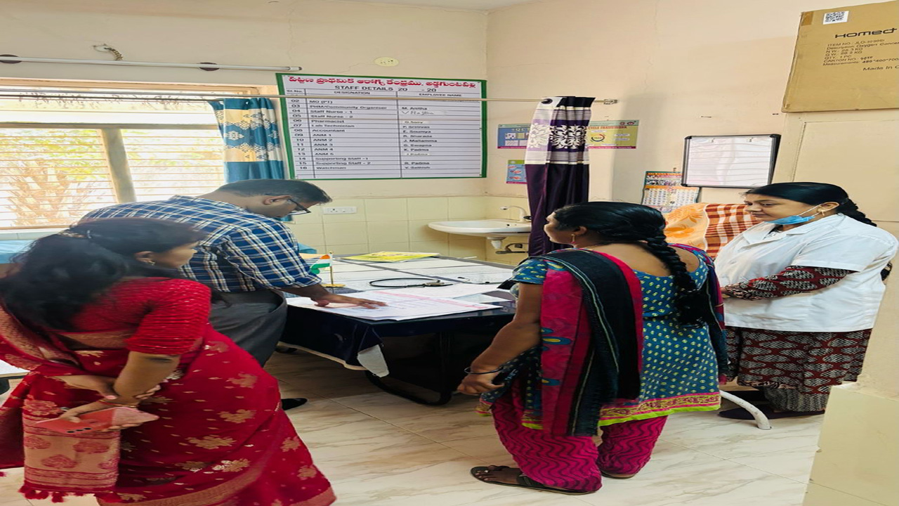 ఆసుపత్రిలో రికార్డులను పరిశీలిస్తున్న కలెక్టర్ కోయ శ్రీహర్ష