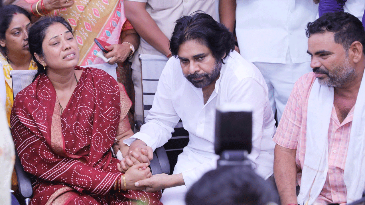 Pawan-with-Muralinayak-Fami.gif