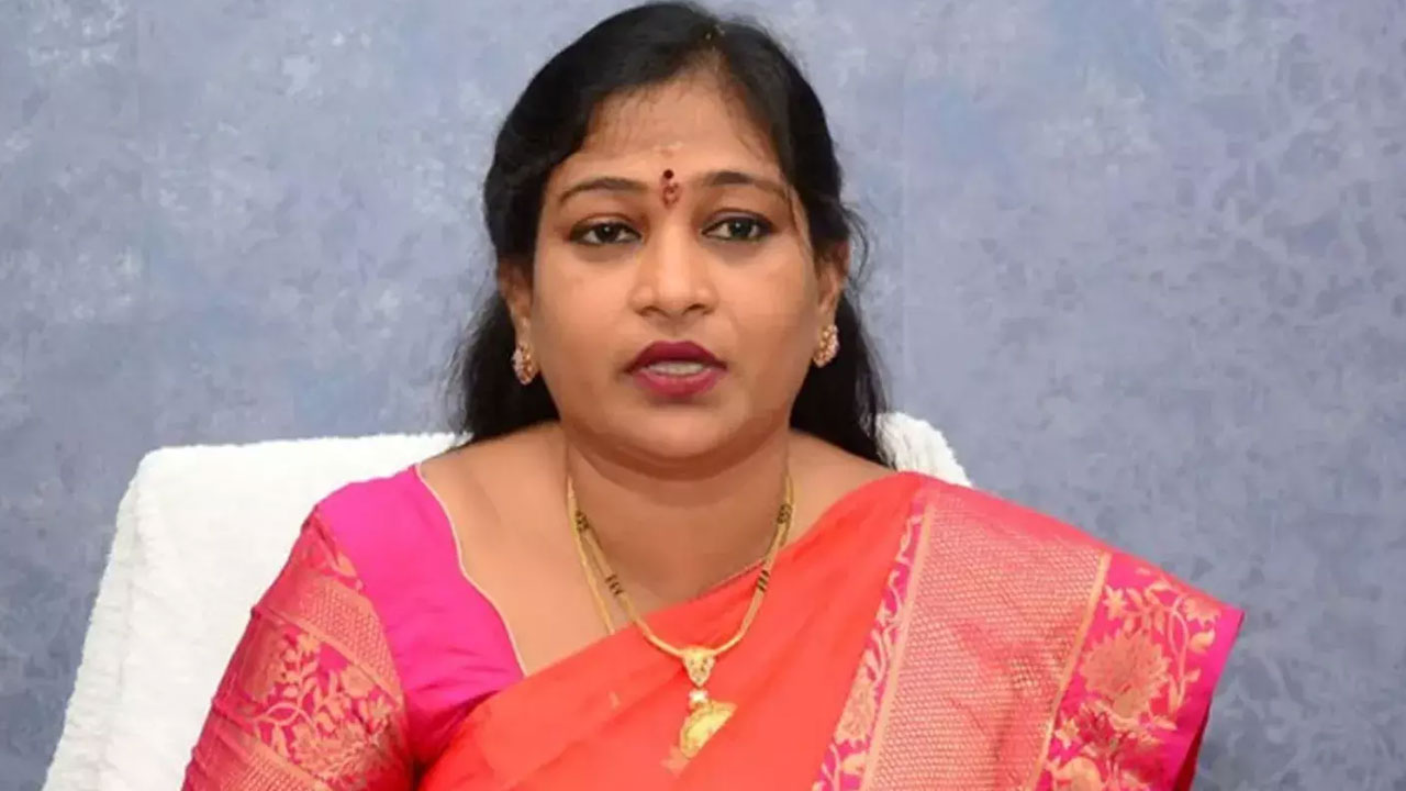 Home Minister Anitha temple visit
