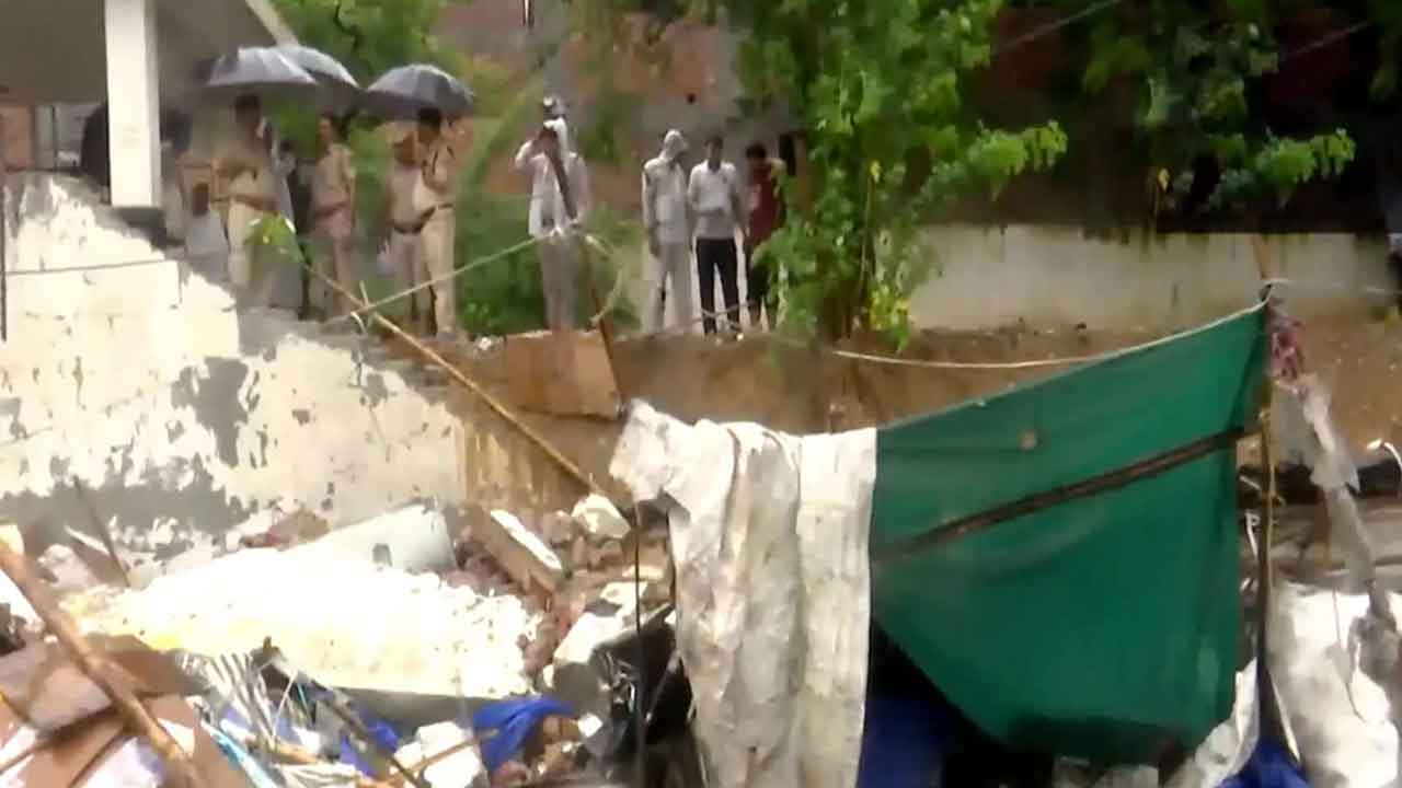 Delhi-wall-collapse-1.jpg