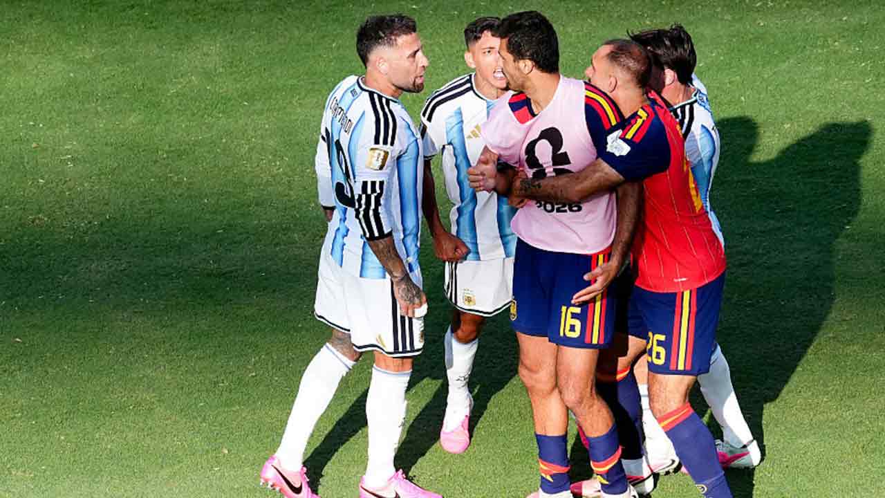 Argentina-players-hitting.jpg