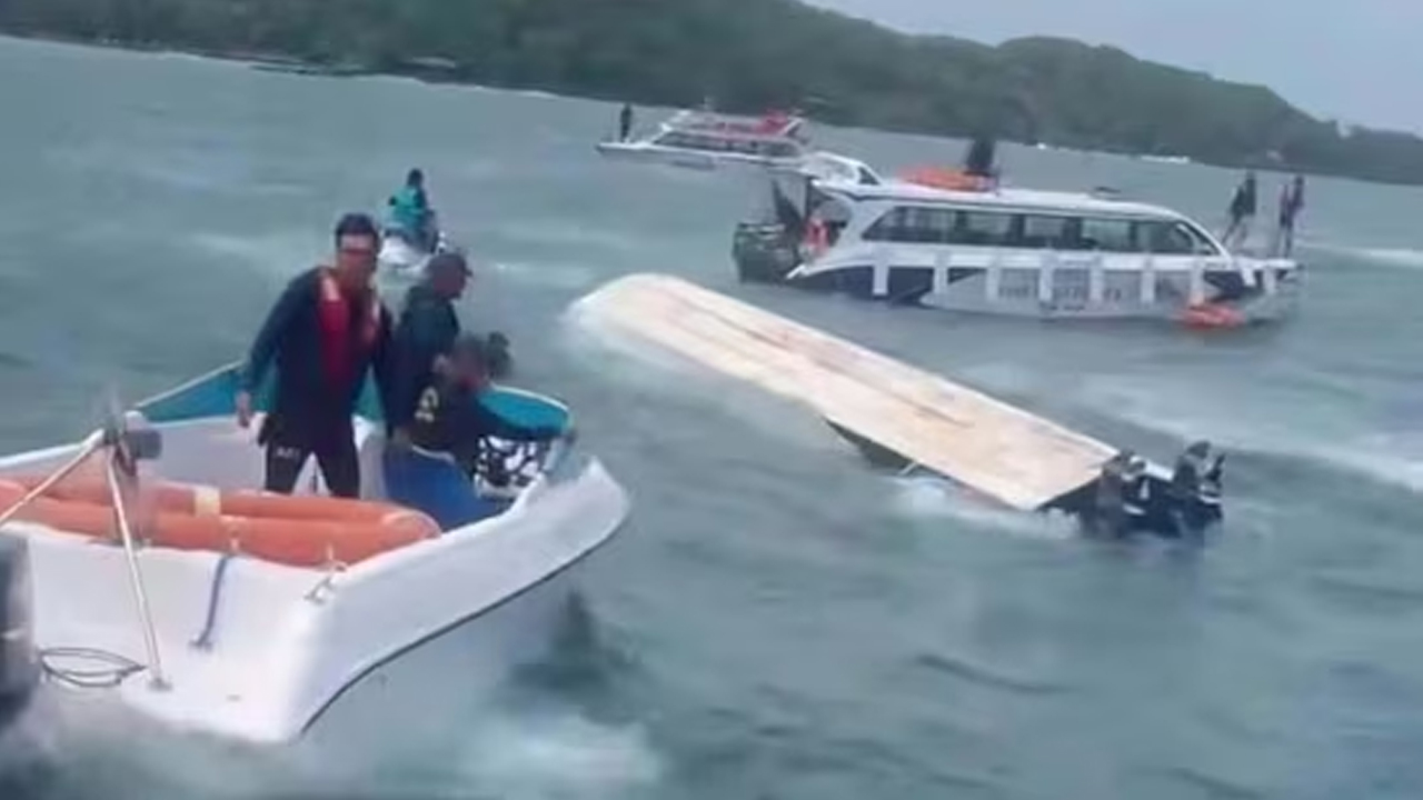 Boat-carrying-Indian-touris.jpg