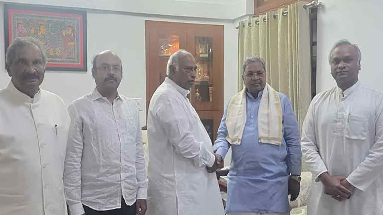 Siddaramaiah-with-Kharge.jpg