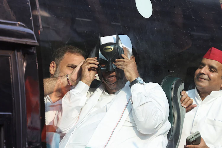 Rahul Gandhi with Mallikarjun Kharge.webp